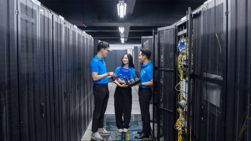 Đội ngũ kỹ sư trẻ của một đơn vị chuyên nghiên cứu, phát triển sản phẩm và giải pháp công nghệ. (Ảnh SƠN TÙNG)