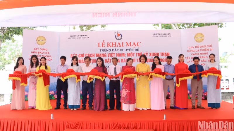 Các đại biểu cắt băng khai mạc trưng bày chuyên đề Báo chí cách mạng Việt Nam-Một thế kỷ xung trận và thành tựu nổi bật của báo chí tỉnh Quảng Ngãi.