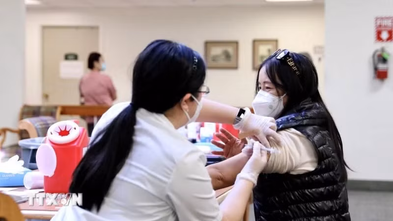 Nhân viên y tế tiêm vaccine phòng Covid-19 cho người dân. (Ảnh: THX/TTXVN)