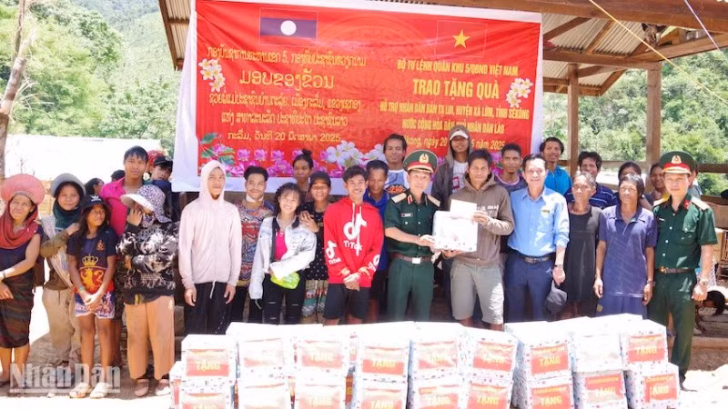 Đoàn công tác của Bộ Tư lệnh Quân khu 5 trao 40 suất quà với tổng trị giá 210 triệu đồng cho các hộ dân bị thiệt hại nặng do hỏa hoạn. 