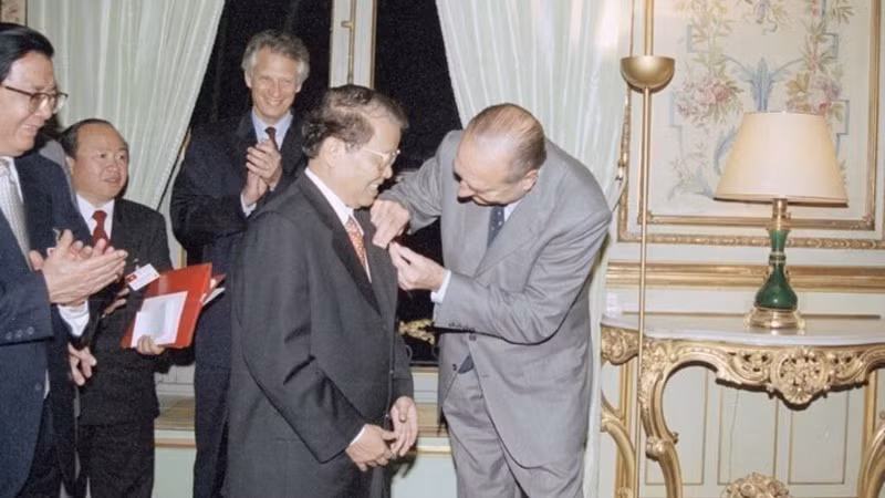 Tổng thống Pháp Jacques Chirac trao Huân chương Bắc đẩu bội tinh tặng Chủ tịch nước Trần Đức Lương (Paris, 28/10/2002). Ảnh: TTXVN