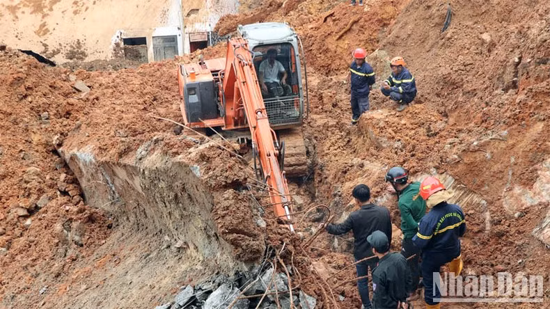 Triển khai công tác cứu hộ tìm kiếm nạn nhân bị vùi lấp tại hiện trường vụ sạt lở đất ở Đà Lạt. (Ảnh: MAI VĂN BẢO)