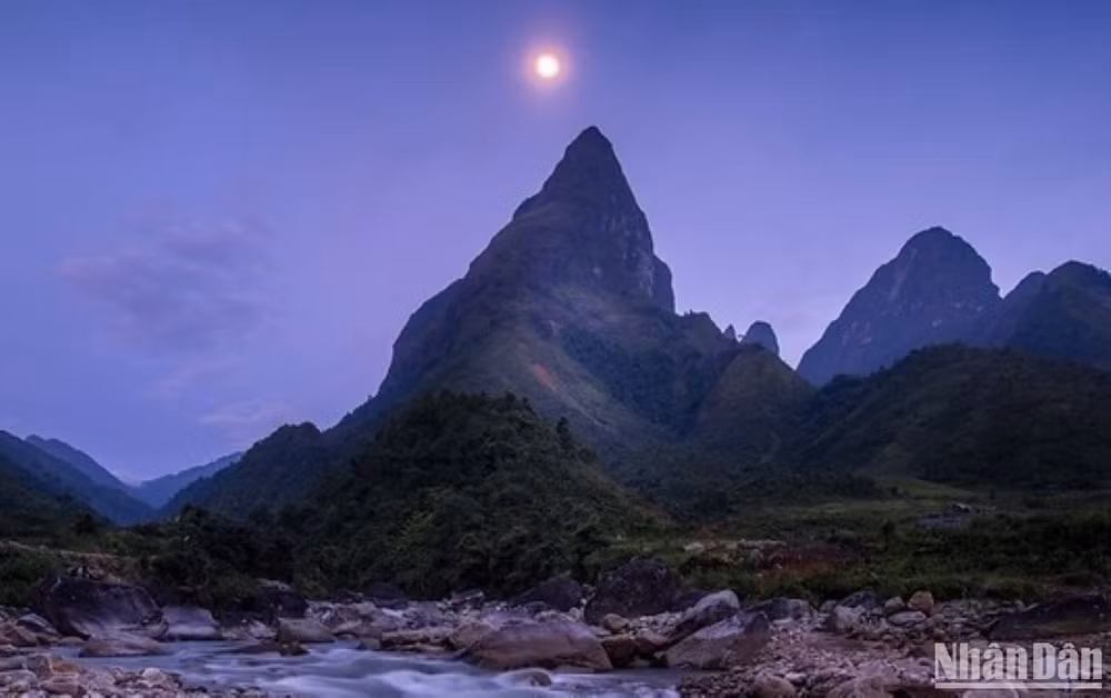 Đỉnh núi Chu Va, Ngũ Chỉ Sơn là ngọn núi đẹp đang là điểm đến của nhiều du khách ưa du lịch mạo hiểm. Đỉnh núi Chu Va, Ngũ Chỉ Sơn là ngọn núi đẹp đang là điểm đến của nhiều du khách ưa du lịch mạo hiểm.