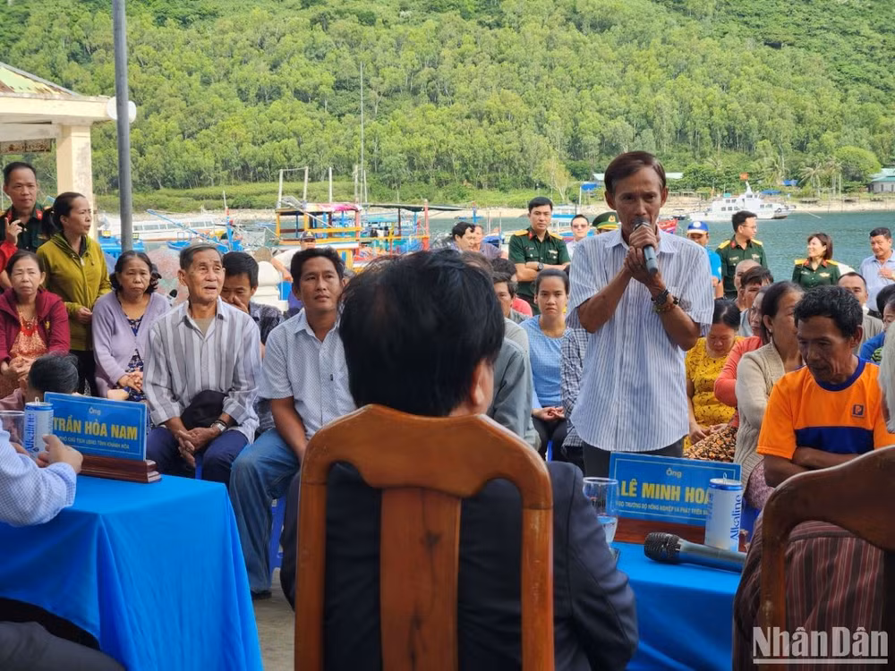 Ngư dân chia sẻ, tâm tư nguyện vọng của mình với tư lệnh ngành và các lãnh đạo ngành, địa phương.