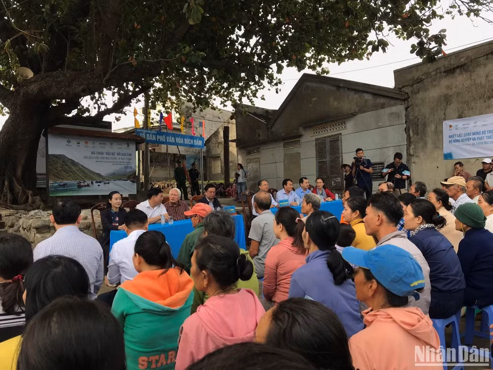 Bộ trưởng Nông nghiệp và Phát triển nông thôn chủ trì đối thoại đầu bờ với ngư dân tại Khánh Hòa. 