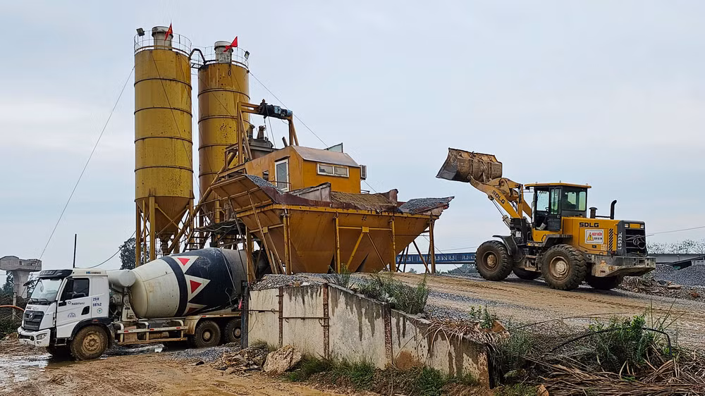 Lắp đặt trạm trộn bê-tông tại chân công trình, tạo thêm thuận lợi cho nhà thầu đẩy nhanh tiến độ thi công các công trình xây dựng. (Ảnh: MAI LUẬN) Lắp đặt trạm trộn bê-tông tại chân công trình, tạo thêm thuận lợi cho nhà thầu đẩy nhanh tiến độ thi công các công trình xây dựng. (Ảnh: MAI LUẬN)