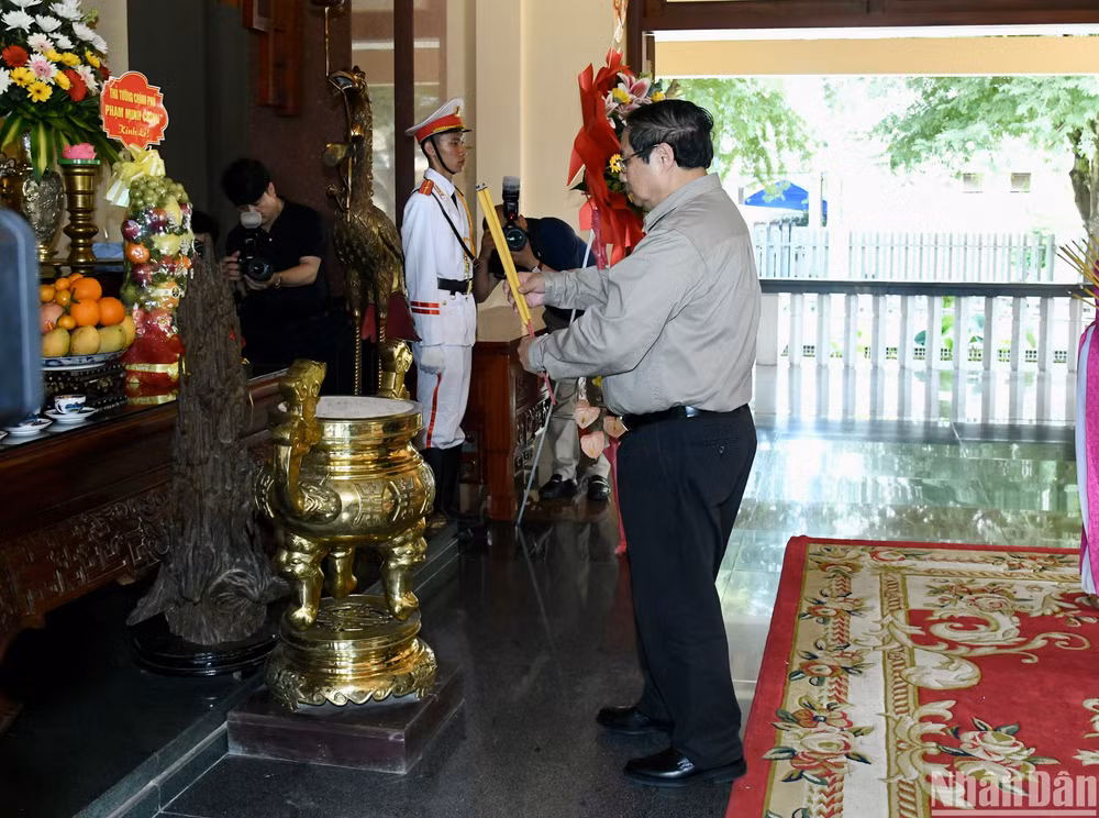 Thủ tướng Phạm Minh Chính dâng hương tưởng niệm cố Thủ tướng Chính phủ Võ Văn Kiệt.
