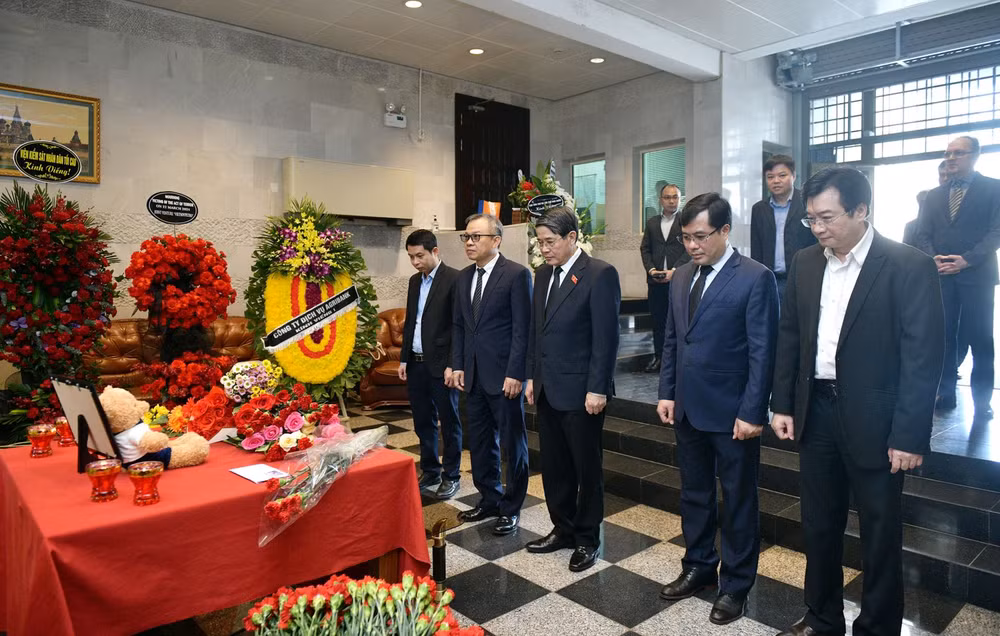 Phó Chủ tịch Quốc hội Nguyễn Đức Hải cùng các đại biểu viếng và chia buồn với các nạn nhân trong vụ khủng bố tại Liên bang Nga. (Ảnh: quochoi.vn)