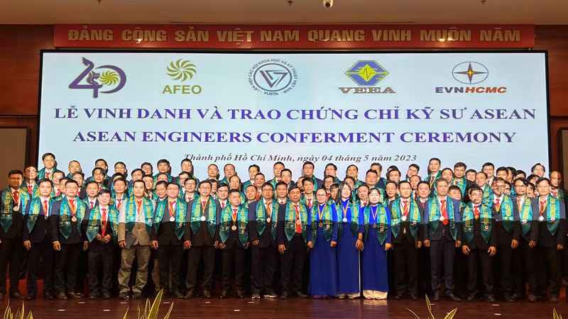 Các cán bộ, công nhân viên ngành điện được trao chứng chỉ kỹ sư ASEAN.
