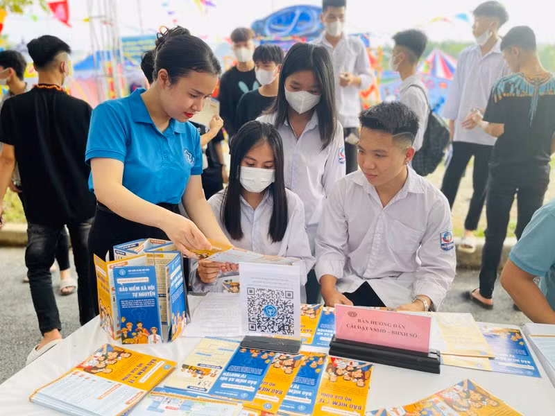 Cán bộ Bảo hiểm xã hội tỉnh Tuyên Quang tuyên truyền, hướng dẫn chính sách bảo hiểm xã hội.