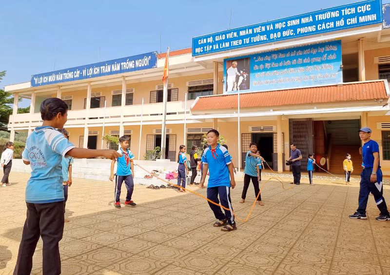 Học sinh Trường tiểu học và THCS Đồng Nai Thượng trong giờ học giáo dục thể chất. Học sinh Trường tiểu học và THCS Đồng Nai Thượng trong giờ học giáo dục thể chất.