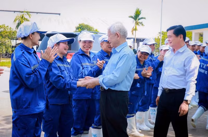 Nguyên Chủ tịch nước Nguyễn Minh Triết đánh giá cao các chuyên gia và các cán bộ công nhân đã cùng nhau vượt qua thử thách, xây dựng nên những thành quả to lớn đóng góp cho nền nông nghiệp và đất nước. Nguyên Chủ tịch nước Nguyễn Minh Triết đánh giá cao các chuyên gia và các cán bộ công nhân đã cùng nhau vượt qua thử thách, xây dựng nên những thành quả to lớn đóng góp cho nền nông nghiệp và đất nước.