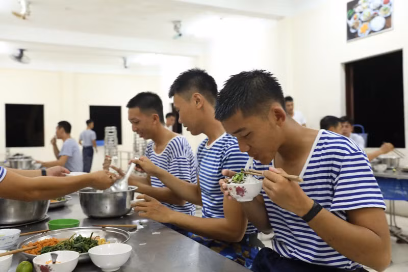 Các chiến sĩ Trường Sa thưởng thức phở Hà Nội. Các chiến sĩ Trường Sa thưởng thức phở Hà Nội.