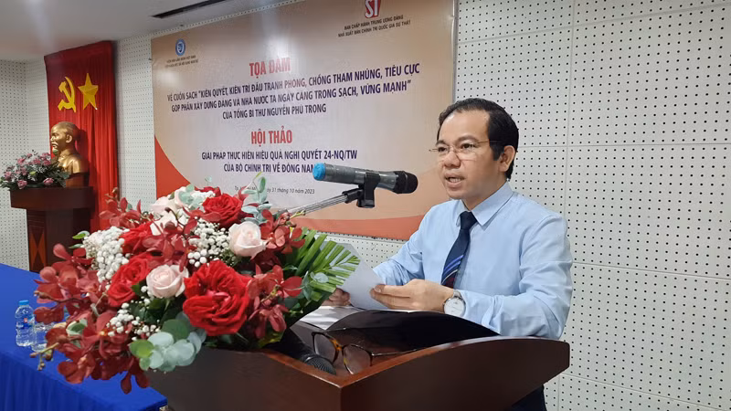 Phó Giáo sư, Tiến sĩ Vũ Tuấn Hưng, Phó Viện trưởng phụ trách Viện Khoa học xã hội vùng Nam Bộ phát biểu tại hội thảo.