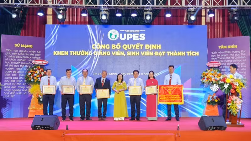 Các cá nhân, tập thể Trường đại học Sư phạm Thể dục thể thao Thành phố Hồ Chí Minh nhận Bằng khen và cờ thi đua của Bộ Giáo dục và Đào tạo.
