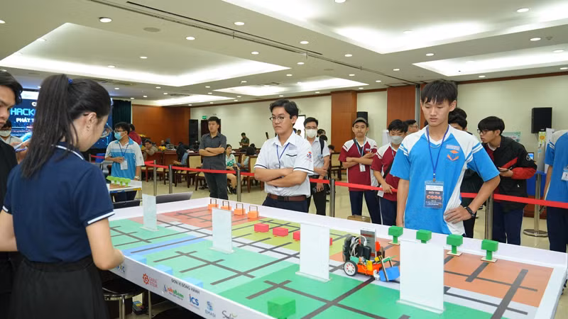 Học sinh trung học cơ sở và trung học phổ thông thi lập trình robot có tích hợp camera và ứng dụng AI Học sinh trung học cơ sở và trung học phổ thông thi lập trình robot có tích hợp camera và ứng dụng AI
