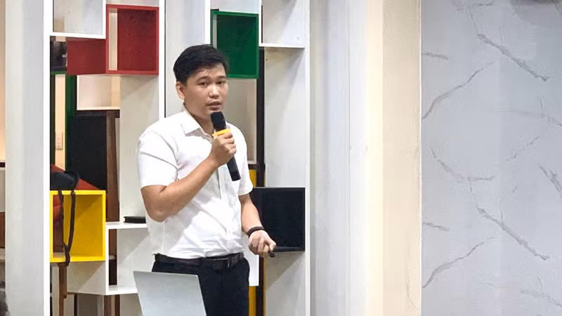 Ông Hoàng Trung Minh, Trưởng phòng Kinh doanh chi nhánh Thành phố Hồ Chí Minh, Công ty Trách nhiệm hữu hạn Minh Thành Group trình bày giải pháp quan trắc tự động.