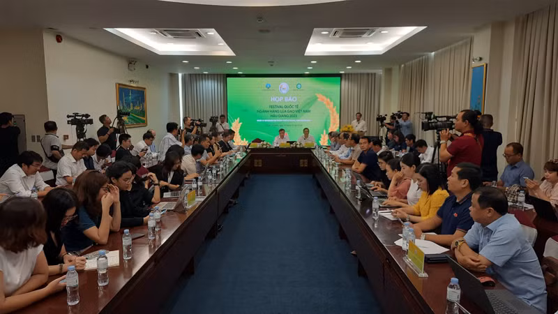 Quang cảnh buổi họp báo. Quang cảnh buổi họp báo.