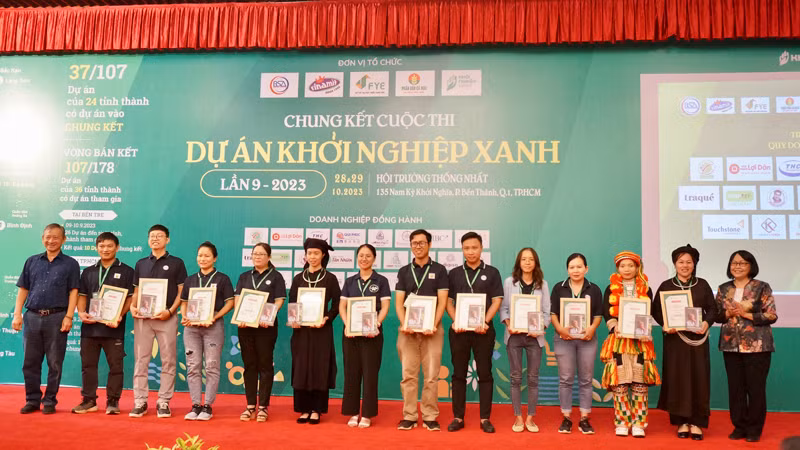 Trao chứng nhận cho các dự án lọt vào vòng chung kết.