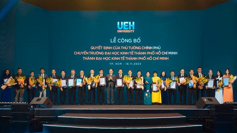 Trao Quyết định số 3668/QĐ-BGDĐT của Bộ trưởng Bộ Giáo dục và Đào tạo về việc Công nhận Hội đồng Đại học Kinh tế Thành phố Hồ Chí Minh. Trao Quyết định số 3668/QĐ-BGDĐT của Bộ trưởng Bộ Giáo dục và Đào tạo về việc Công nhận Hội đồng Đại học Kinh tế Thành phố Hồ Chí Minh.