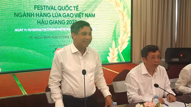 Chủ tịch Ủy ban nhân dân tỉnh Hậu Giang Đồng Văn Thanh phát biểu tại buổi họp báo. Chủ tịch Ủy ban nhân dân tỉnh Hậu Giang Đồng Văn Thanh phát biểu tại buổi họp báo.