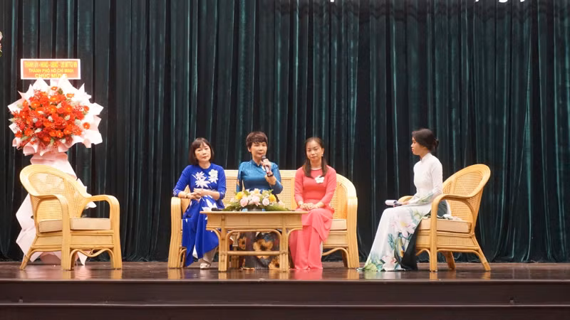 Giao lưu cùng cô Trương Thị Đẹp, Võ Thị Tuyết, Tống Thị Hải Yến (từ trái qua) tại buổi lễ. Giao lưu cùng cô Trương Thị Đẹp, Võ Thị Tuyết, Tống Thị Hải Yến (từ trái qua) tại buổi lễ.
