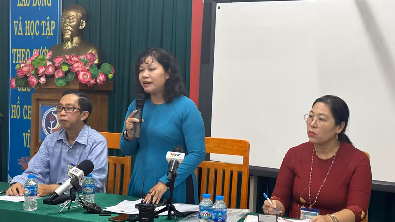 Bà Hồ Thị Ngọc Sương, Hiệu trưởng Trường Trung học cơ sở Đồng Khởi trả lời báo chí trong buổi họp báo