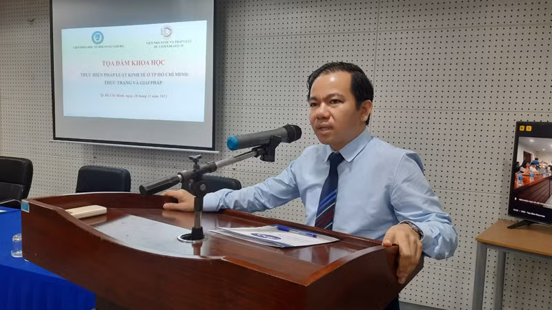 Phó Giáo sư, Tiến sĩ Vũ Tuấn Hưng, Phó Viện trưởng phụ trách Viện Khoa học xã hội vùng Nam Bộ phát biểu tại tọa đàm.