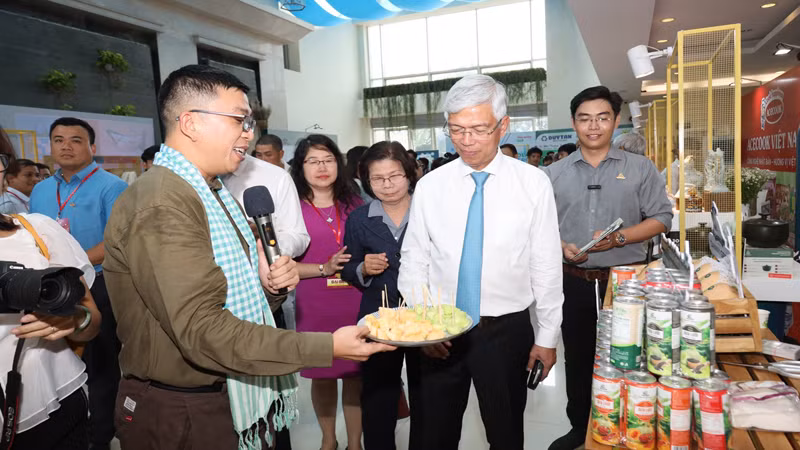 Các đại biểu tham quan triển lãm.