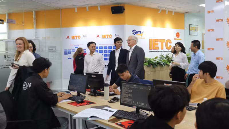 Các thành viên Hiệp hội Công nghiệp bán dẫn Hoa Kỳ thăm Trung tâm điện tử và vi mạch bán dẫn.