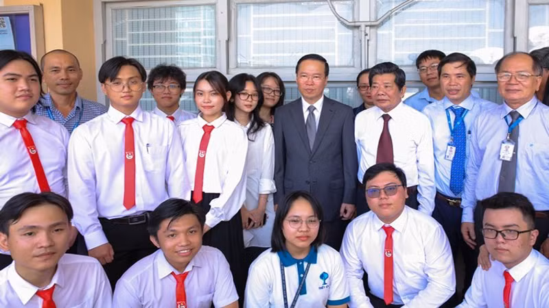 Chủ tịch nước chụp ảnh lưu niệm cùng giảng viên, sinh viên Khoa Triết học. Chủ tịch nước chụp ảnh lưu niệm cùng giảng viên, sinh viên Khoa Triết học.