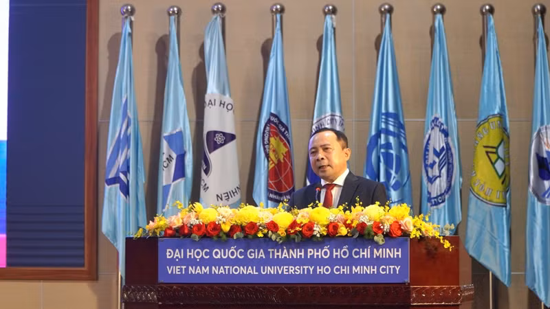Phó Giáo sư, Tiến sĩ Vũ Hải Quân, Ủy viên Trung ương Đảng, Giám đốc Đại học Quốc gia Thành phố Hồ Chí Minh phát biểu tại hội nghị.