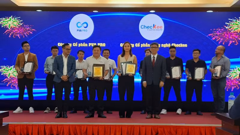 Ban tổ chức trao giải thưởng I-Star năm 2023.