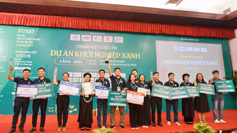 Các dự án đạt giải “nâng cúp” ăn mừng chiến thắng. Các dự án đạt giải “nâng cúp” ăn mừng chiến thắng.