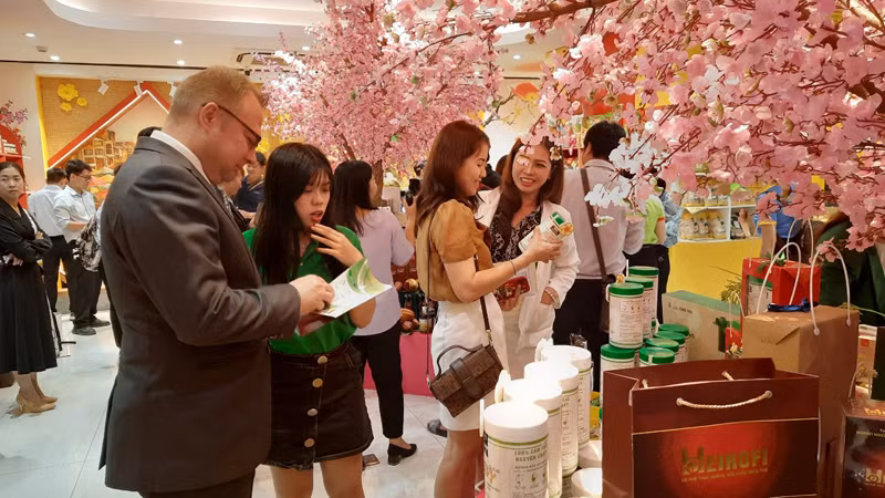 Khách hàng tham quan, mua sắm tại Tuần lễ Triển lãm sản phẩm ngành lương thực, thực phẩm năm 2023.