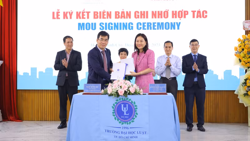 Trường đại học Luật Thành phố Hồ Chí Minh ký kết biên bản ghi nhớ với các đơn vị.