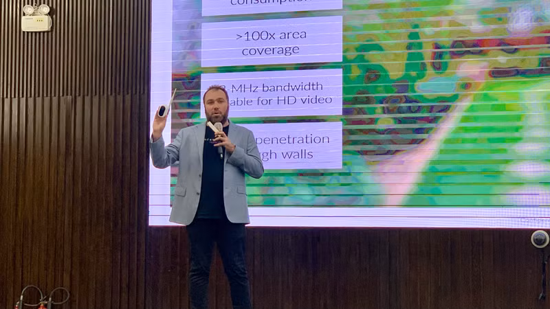 Ông Michael De Nil (CEO Công ty công nghệ Morse Micro, Australia) phát biểu và giới thiệu camera Chicony (một sản phẩm ứng dụng Wi-Fi Halow) tại hội thảo.