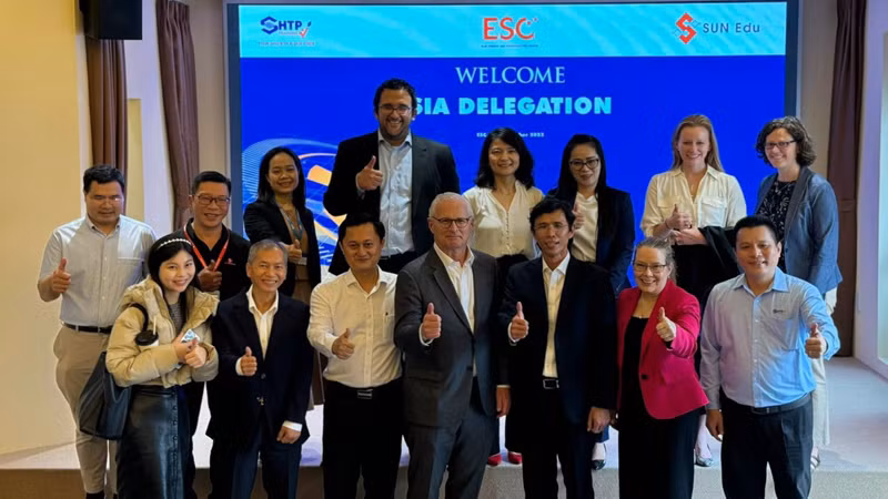 Các đại biểu chụp ảnh lưu niệm.