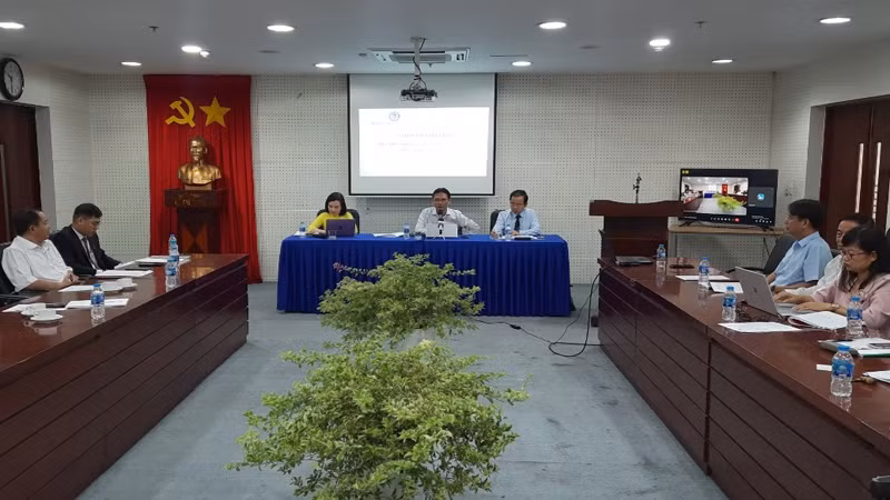 Các đại biểu chủ trì buổi tọa đàm.