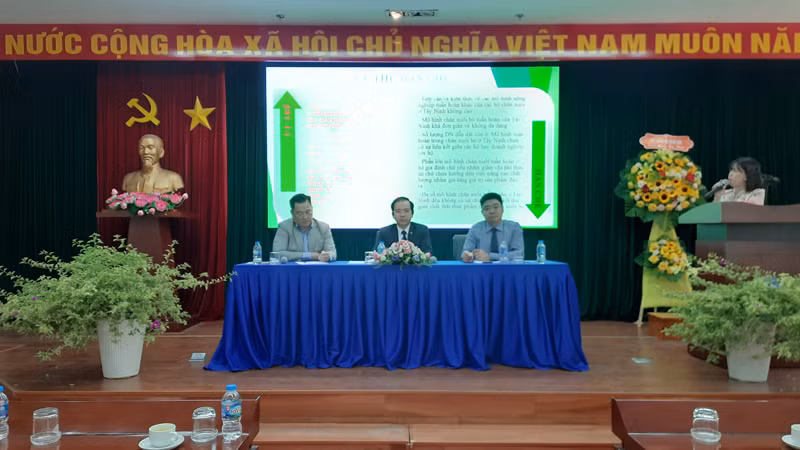 Các đại biểu chủ trì hội thảo.