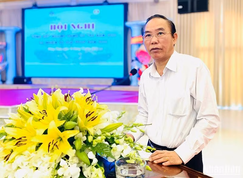 Thứ trưởng Nông nghiệp và Phát triển nông thôn Phùng Đức Tiến phát biểu tại hội nghị. (Ảnh: HỮU NGHĨA)