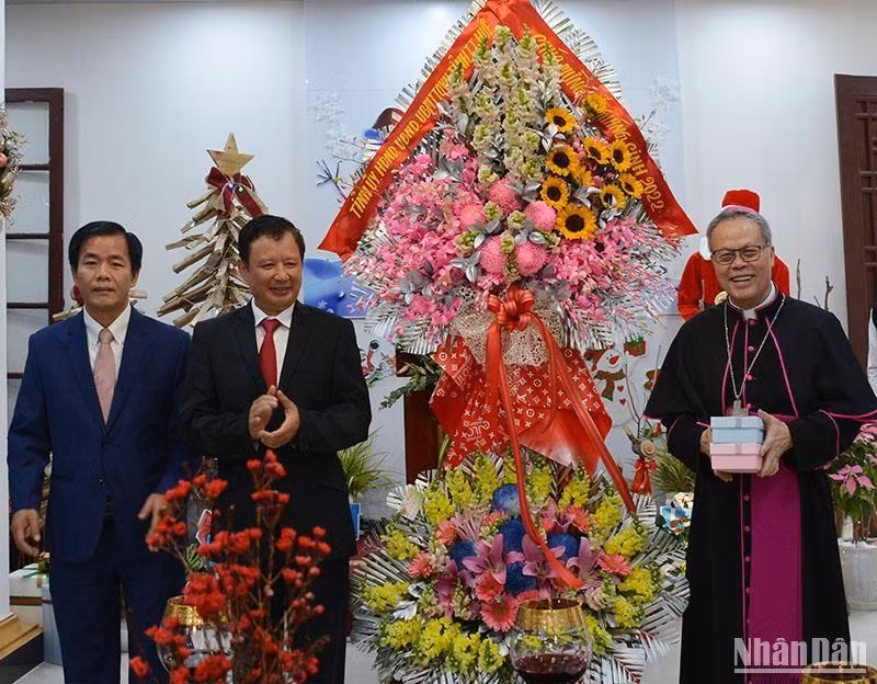 Bí thư Tỉnh ủy Lê Trường Lưu và Chủ tịch UBND tỉnh Nguyễn Văn Phương tặng lẵng hoa và quà chúc mừng Đức Tổng Giám mục Nguyễn Chí Linh.
