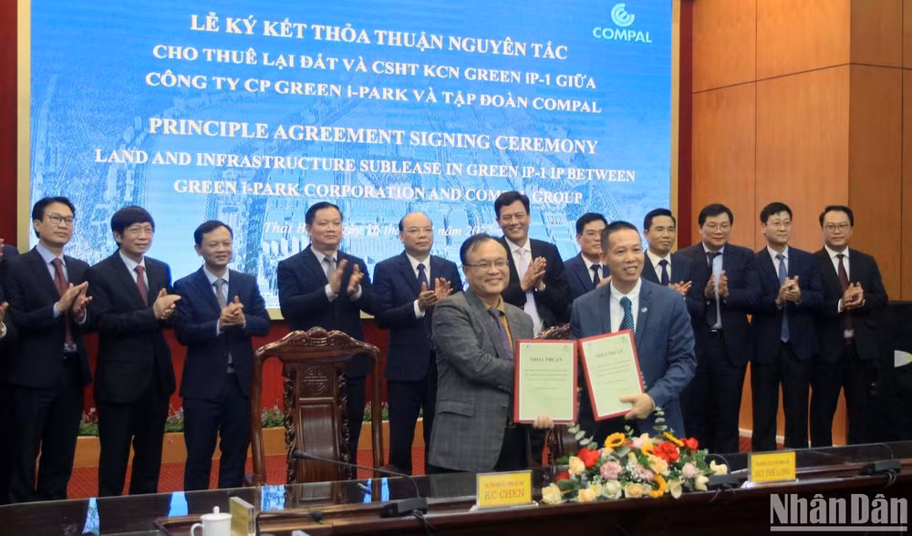 Quang cảnh Lễ ký kết thuê mặt bằng và cơ sở hạ tầng dự án 260 triệu USD tại Thái Bình.