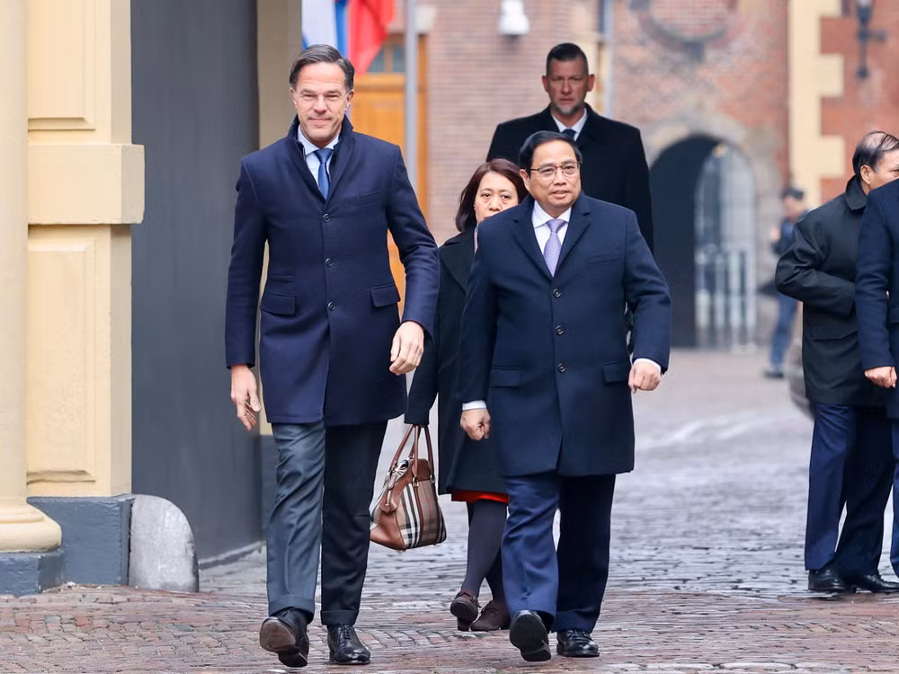 Thủ tướng Vương quốc Hà Lan Mark Rutte ra tận xe đón Thủ tướng Phạm Minh Chính. (Ảnh: Nhật Bắc)