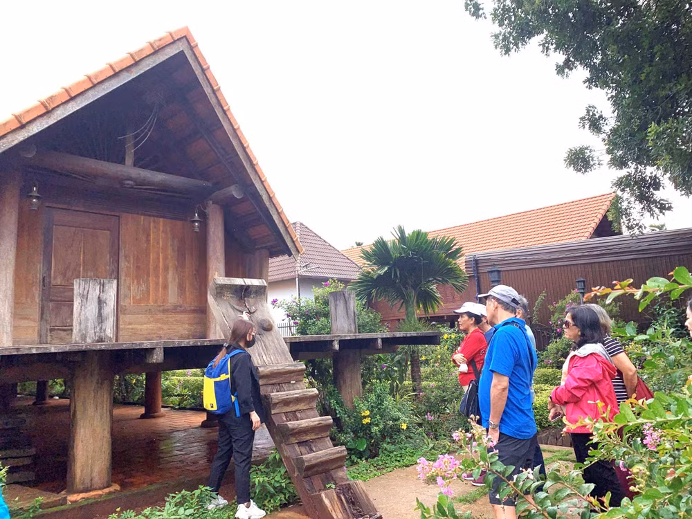 Du khách tham quan buôn Akô Dhông, phường Tân Lợi, thành phố Buôn Ma Thuột, tỉnh Đắk Lắk ngày càng đông.