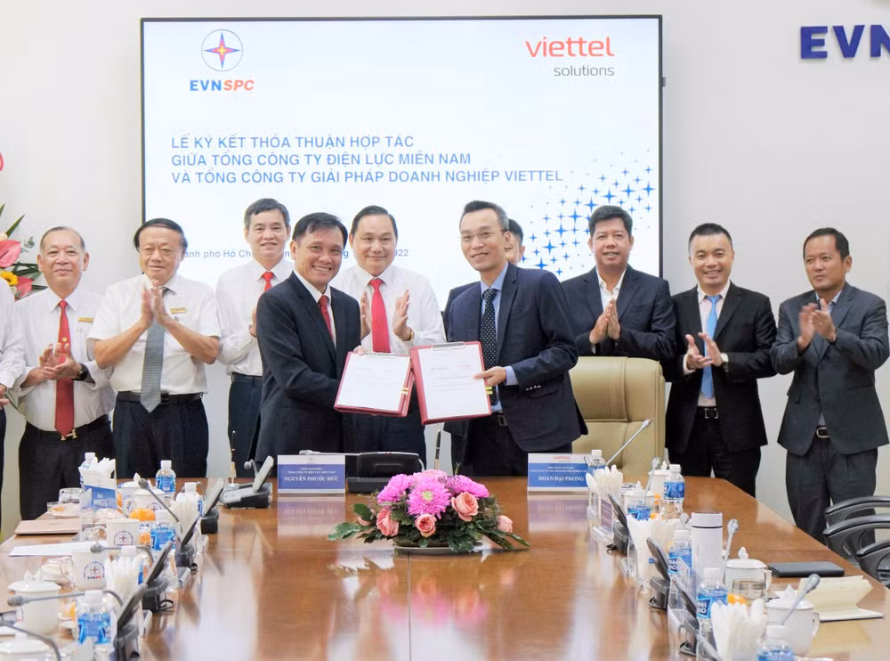 Đại diện EVN SPC và Viettel ký kết hợp tác trong lĩnh vực chuyển đổi số.