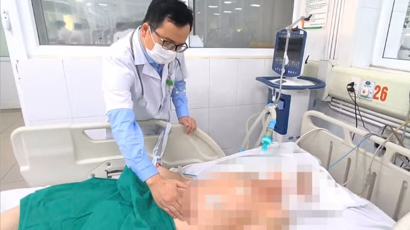 Bệnh nhân nằm điều trị tại Bệnh viện Bệnh Nhiệt đới Trung ương. (Ảnh: BVCC)