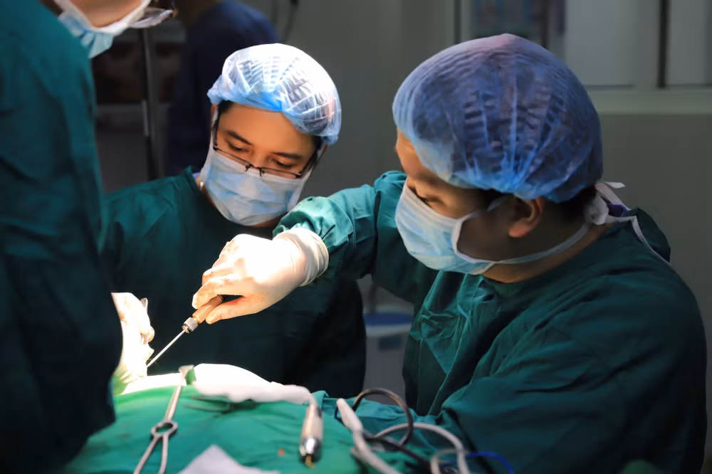 Ca phẫu thuật kéo dài 10 giờ đồng hồ. Ca phẫu thuật kéo dài 10 giờ đồng hồ.