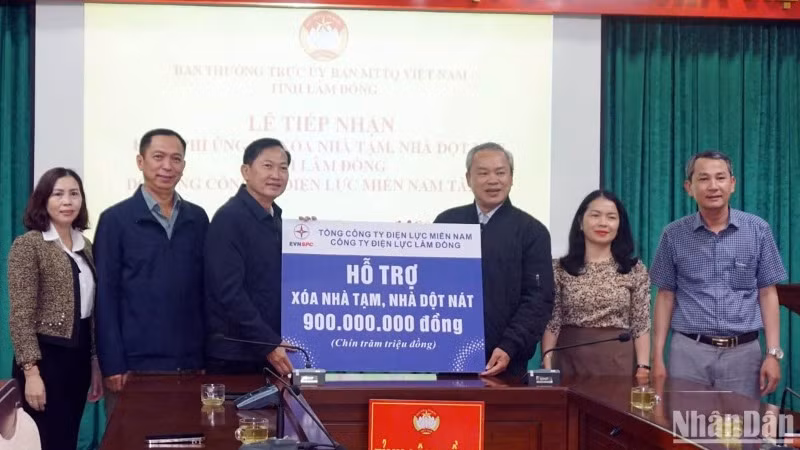 Đại diện lãnh đạo Ủy ban Mặt trận Tổ quốc Việt Nam tỉnh Lâm Đồng tiếp nhận hỗ trợ từ Tổng Công ty Điện lực miền Nam và Công ty Điện lực Lâm Đồng.