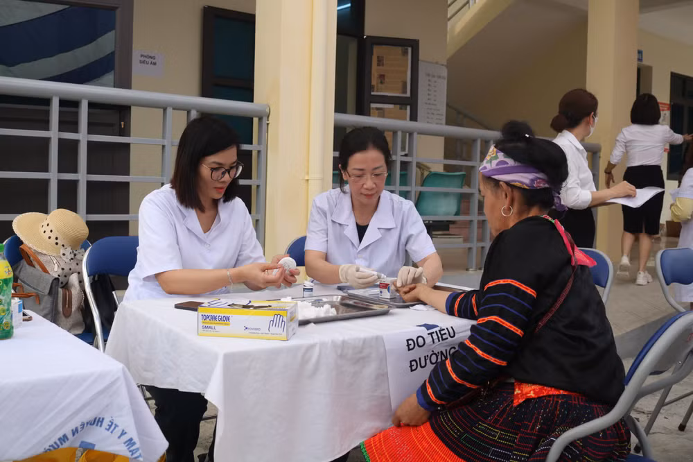 Người dân được thăm khám tổng quát về sức khỏe.
